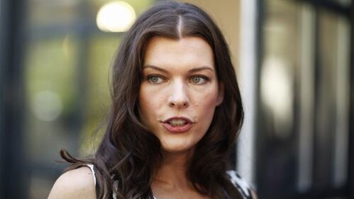 Milla Jovovich, mamma social contro i paparazzi 27