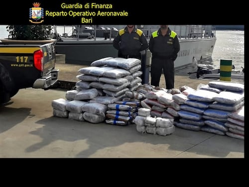 Il blitz dello scafista a Brindisi: 300 chili di droga sull'imbarcazione
