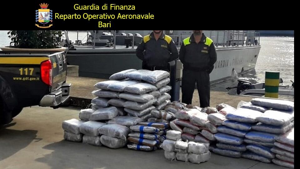 Il blitz dello scafista a Brindisi: 300 chili di droga sull'imbarcazione