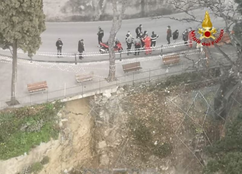 Frana su cimitero di Camogli, bare in mare 6
