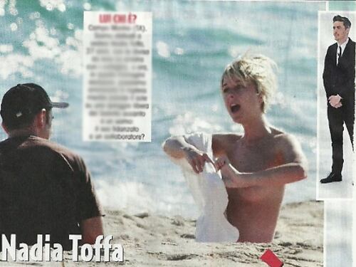 Il topless di Nadia Toffa sulla spiaggia di Campo Marino