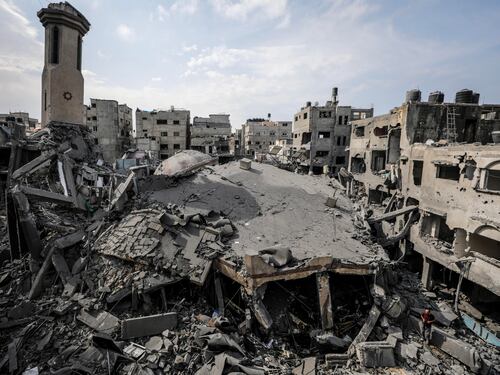 Assedio totale a Gaza e strage al mercato. La minaccia jihadista: "A morte gli ostaggi"