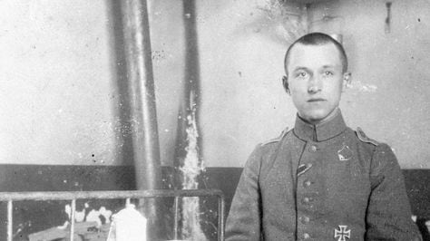 La guerra, il mito e la fascia blu: Jünger e i Leoni di Gibilterra