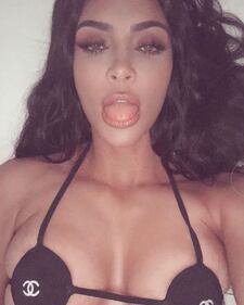  Kim Kardashian bollente col costume vintage 1