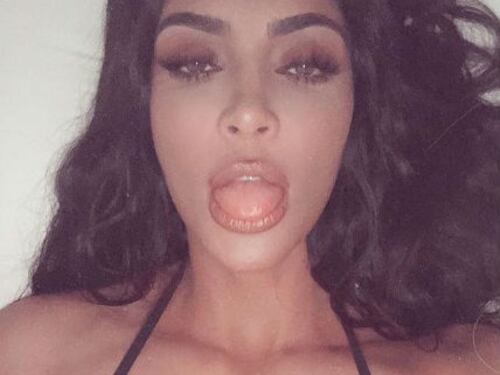 Kim Kardashian bollente col costume vintage