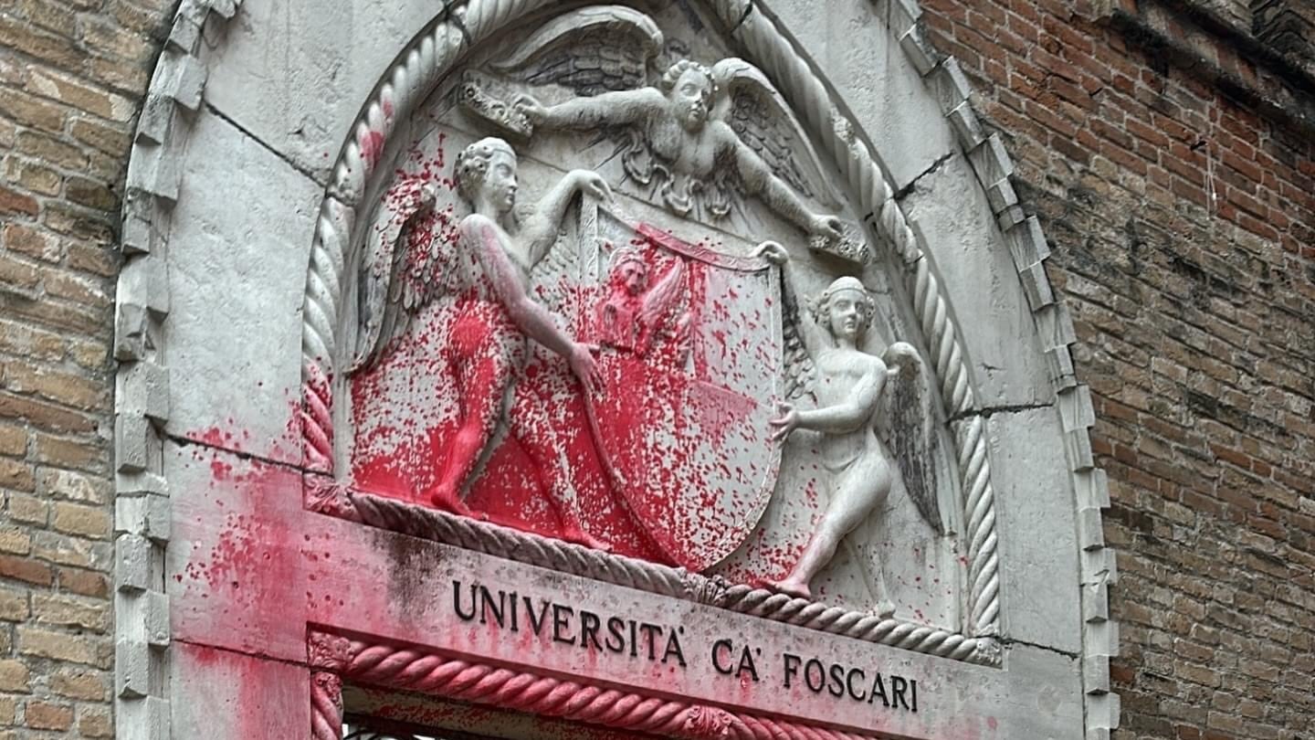 80mila euro di danni all'università Ca' Foscari: attivisti pro-Pal vandalizzano portale del XV secolo