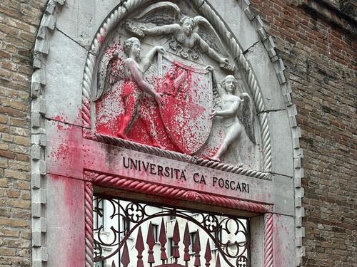 80mila euro di danni all'università Ca' Foscari: attivisti pro-Pal vandalizzano portale del XV secolo
