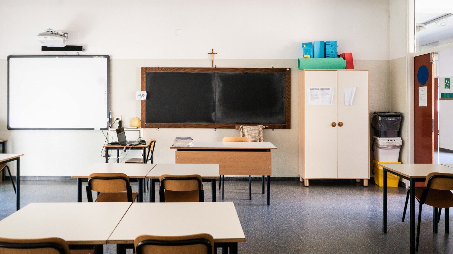 Violenza sessuale su studentessa: arrestato un prof mentre fa lezione