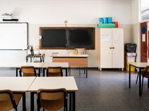 Violenza sessuale su studentessa: arrestato un prof mentre fa lezione