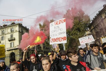 Manifestazione contro il governo: slogan e striscioni degli studenti di Torino 6