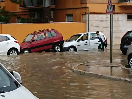 Mega grandinata a Pescara: auto distrutte e trascinate dalla corrente
