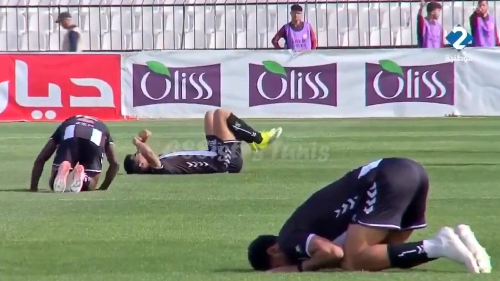 L'incontro sotto il sole durante il digiuno del Ramadan, i calciatori crollano a terra: le immagini folli