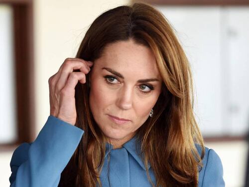 Vestito rosso fuoco per Kate Middleton e il look fa impallidire la duchessa di Sussex