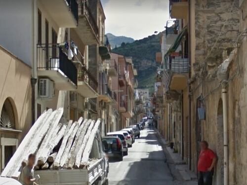 Donna aggredita in strada rimane sfregiata: arrestato tunisino