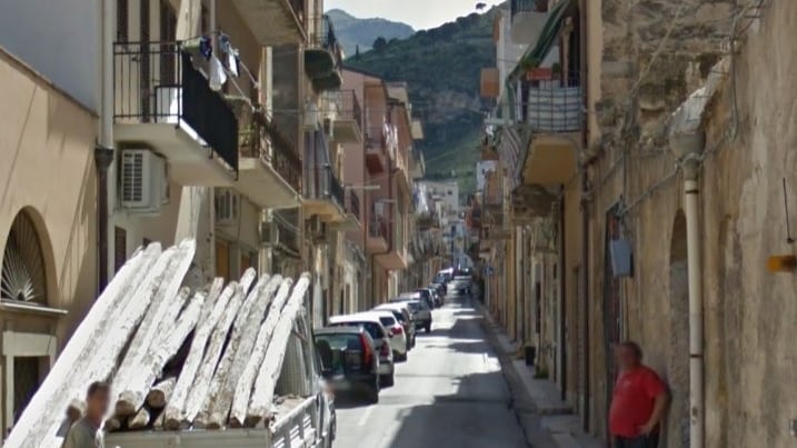 Donna aggredita in strada rimane sfregiata: arrestato tunisino