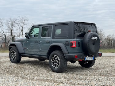 Jeep Wrangler Rubicon 2025: la gallery del 2.0 turbo benzina 9