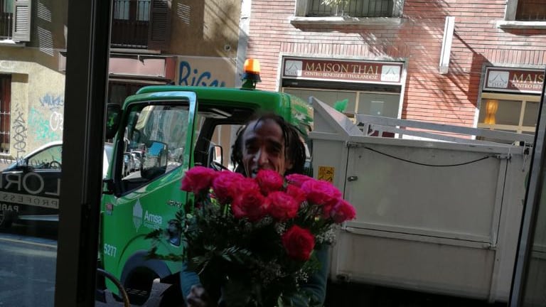 Patrick, netturbino che regala fiori e sorrisi