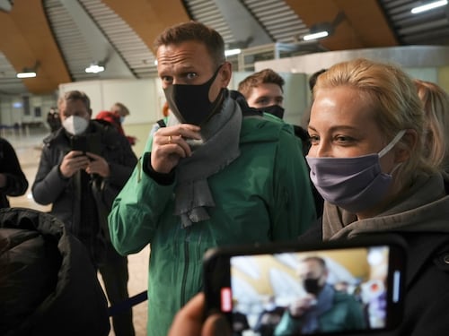 Condanna-lampo a 30 giorni per Navalny: "Nonno Putin ha paura, scendete in piazza"