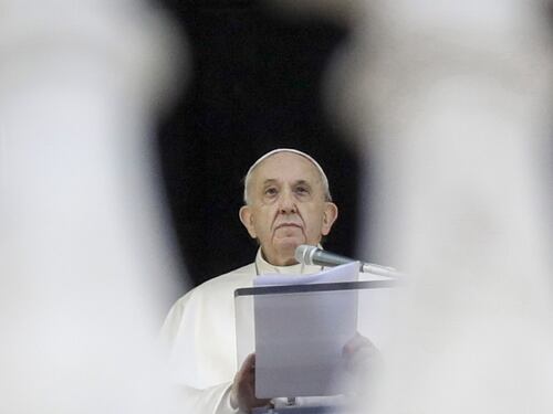 Il Papa e il silenzio "voce di Dio". "Basta con invidia e calunnia"