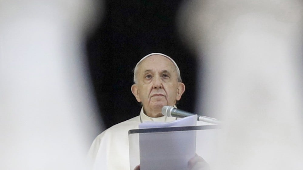 Il Papa e il silenzio "voce di Dio". "Basta con invidia e calunnia"