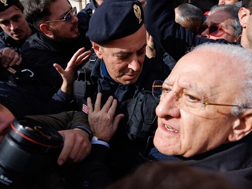 "Offesa grave a chi porta una divisa". I poliziotti alzano la voce contro De Luca