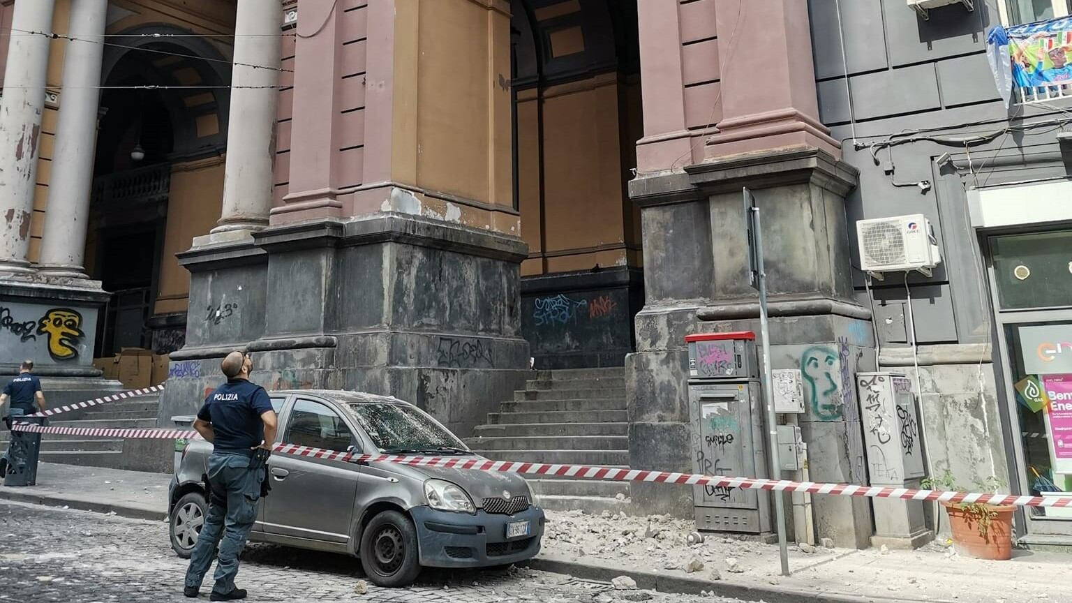 Napoli, crolla un cornicione della Galleria Umberto I