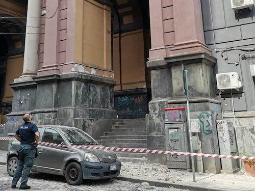 Napoli, crolla un cornicione della Galleria Umberto I