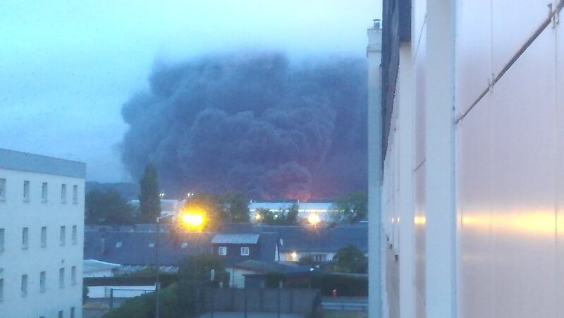 Rouen, incendio in un impianto chimico: nube nera sulla città 9