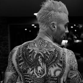 Behati Prinsloo e Adam Levine: la gravidanza social 10
