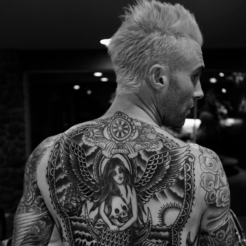 Behati Prinsloo e Adam Levine: la gravidanza social 10