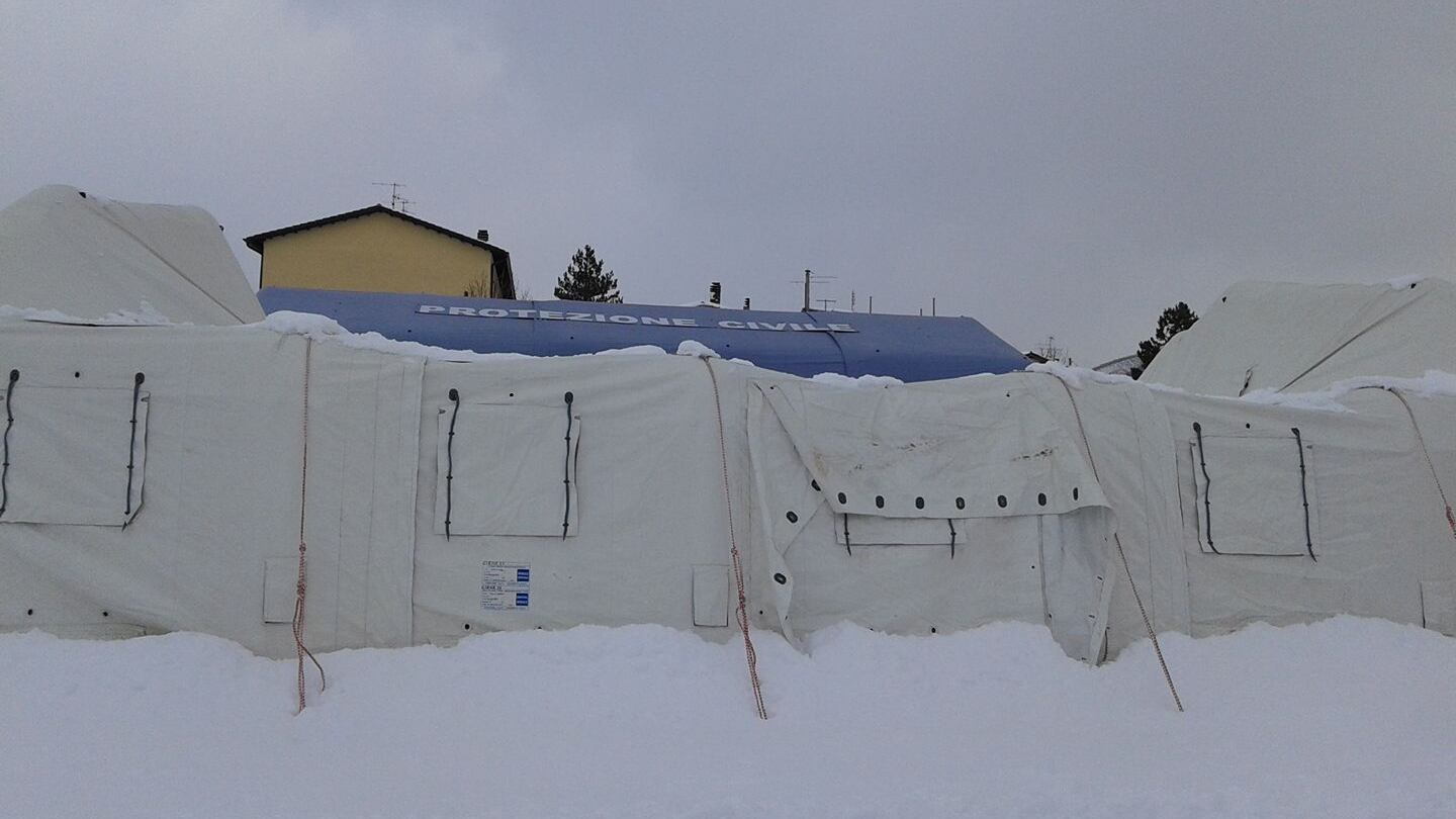 Renzi promise: "Container entro Natale". Ma terremotati sono ancora in tenda