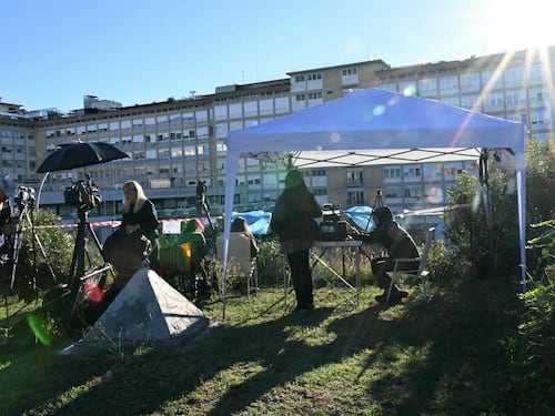 Cartella clinica protetta da codici e pseudonimo, accessi sorvegliati e no-fly zone sul Gemelli: le misure di sicurezza per il ricovero del Papa