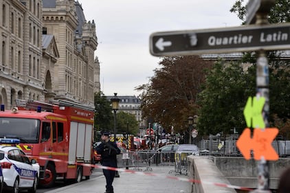 Parigi, strage alla sede della polizia: funzionario uccide 4 persone 1