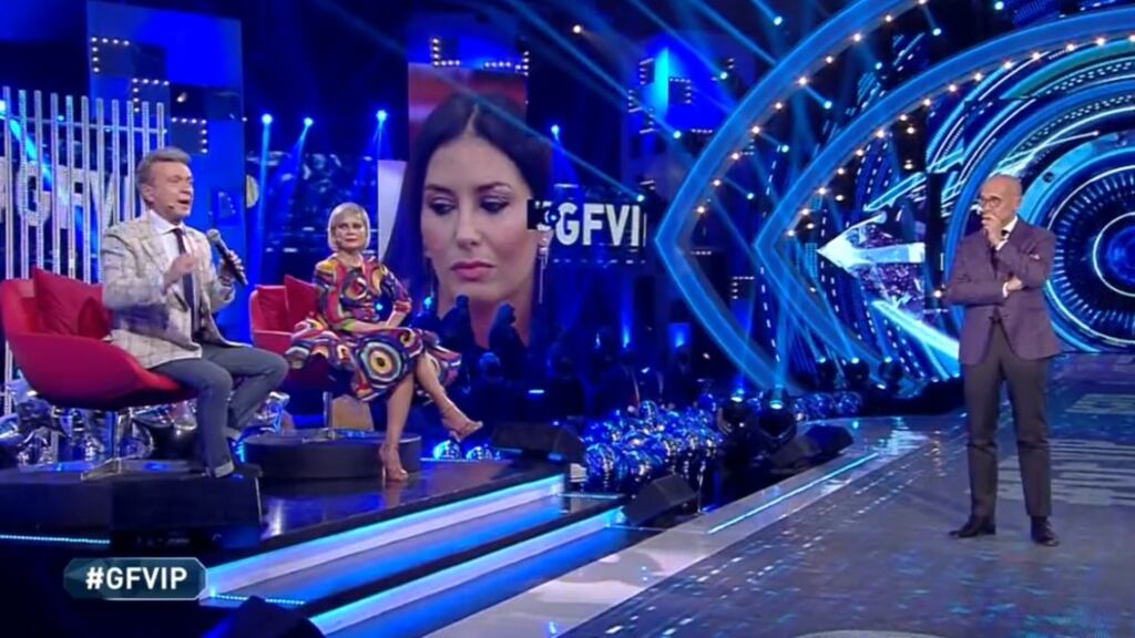 Imbarazzo al Gf Vip, una ex concorrente beve prima di entrare in studio: "O smette o la cacciano"