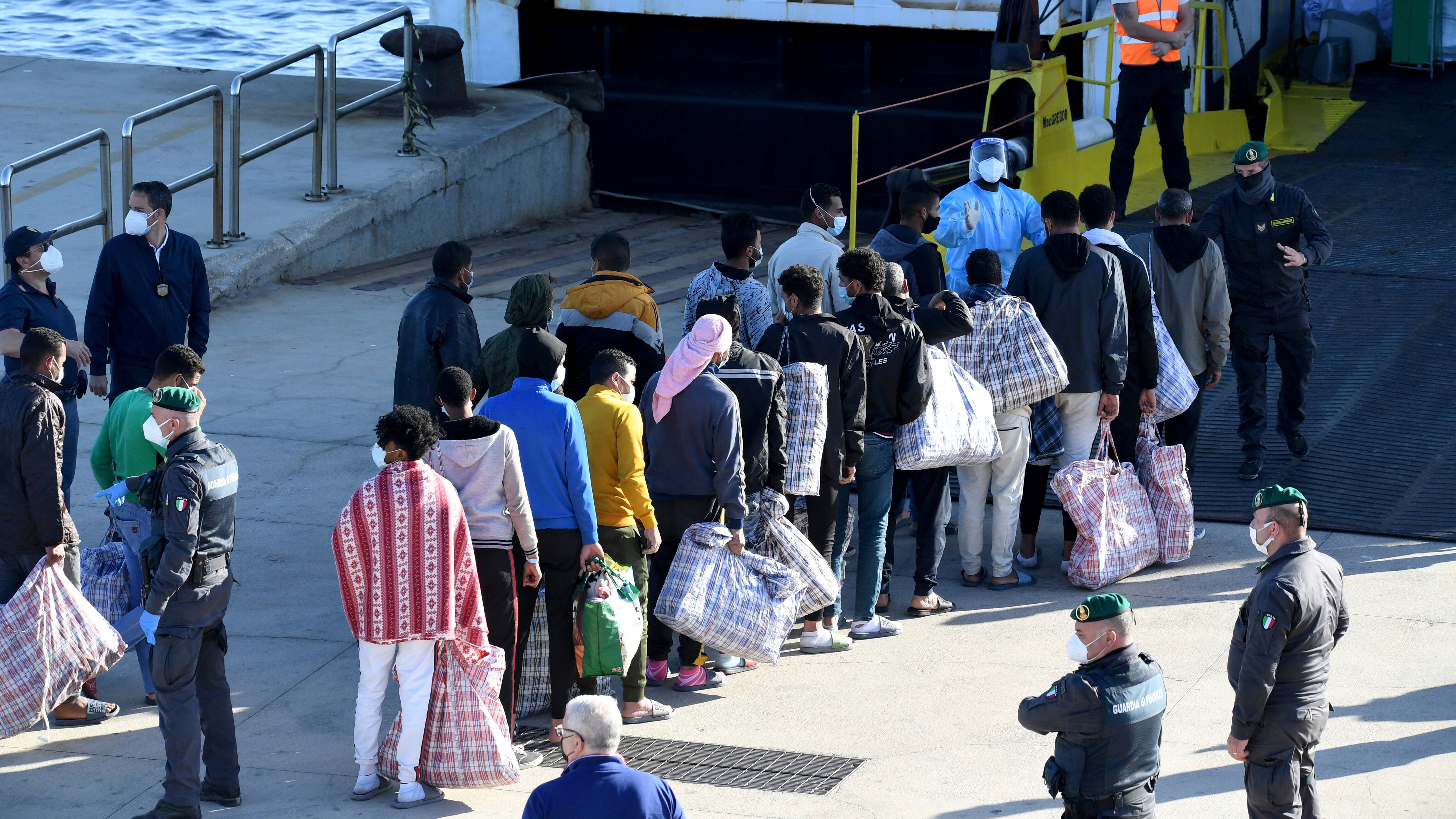 Le falle del reddito 5S. Beccati 177 migranti senza diritto al bonus.