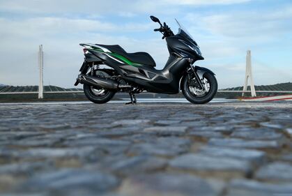 Kawasaki J300 1