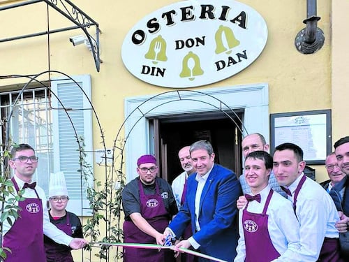 Tra i tavoli della locanda ci sono i ragazzi disabili