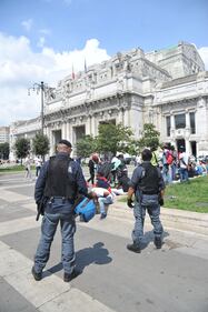 Milano, blitz anti-migranti in stazione Centrale 13