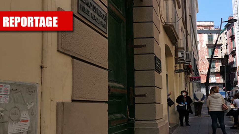 La fila per il banco dei pegni Gli italiani ora si tolgono l'oro