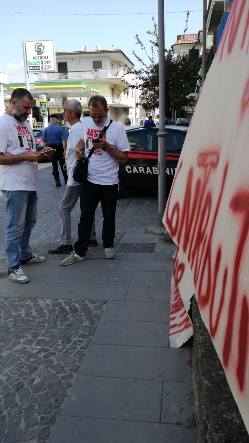Lavoratori senza stipendio protestano sotto casa del ministro Di Maio: "Uè Uè Di Maio, allora?" 4