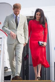 Dall'abito di Meghan spunta il cartellino 5