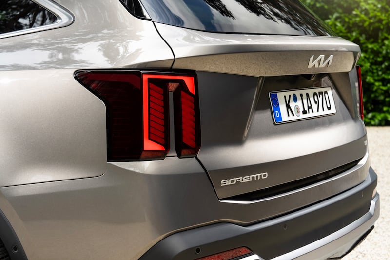 Kia Sorento PHEV 2025: guarda la gallery del nuovo SUV ibrido plug-in 8