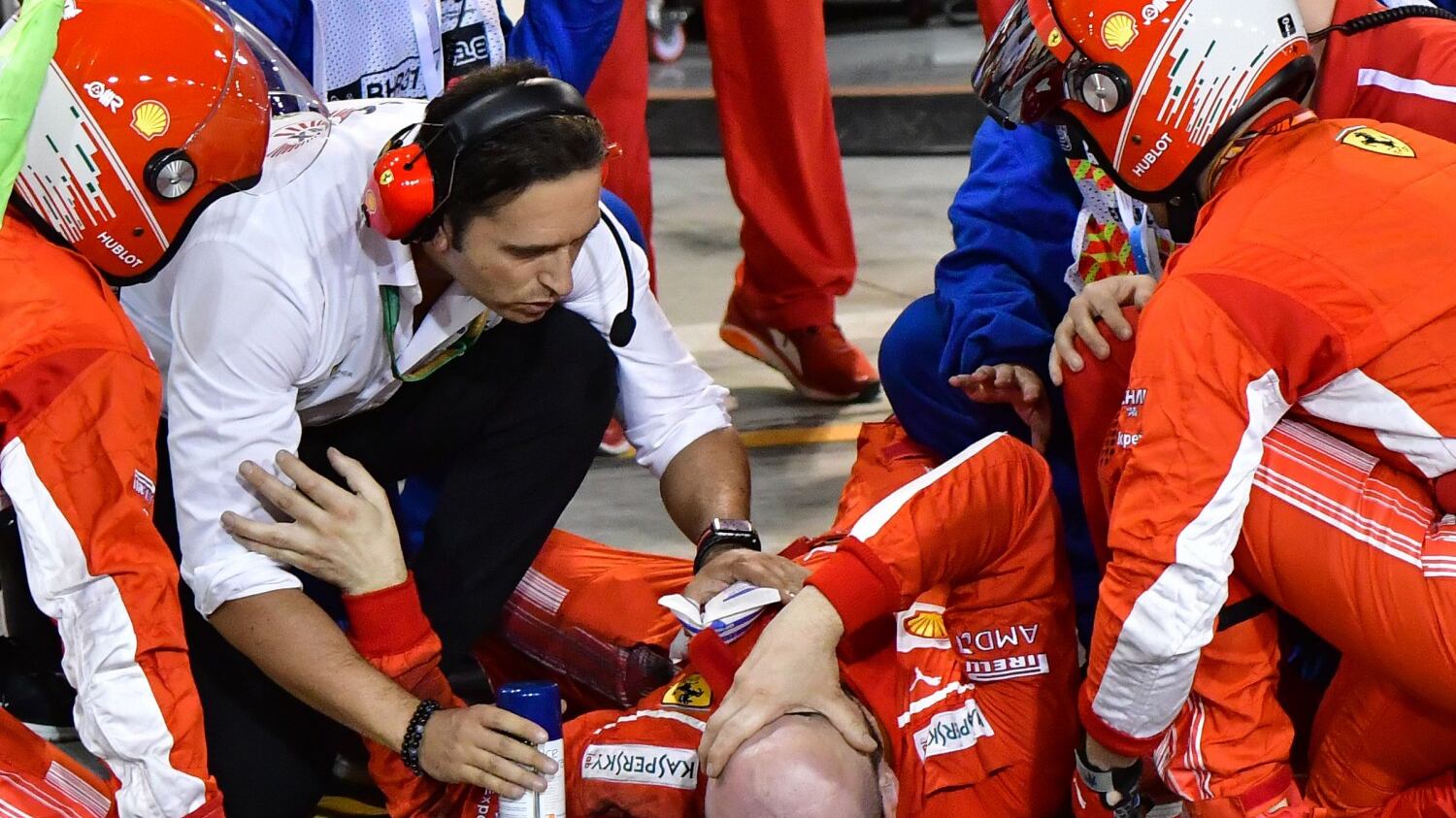 Bahrain, meccanico Ferrari investito da Raikkonen: "Frattura a tibia e perone"