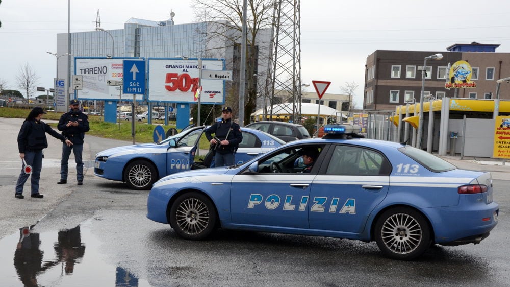 Costringeva minorenne a fare rapine