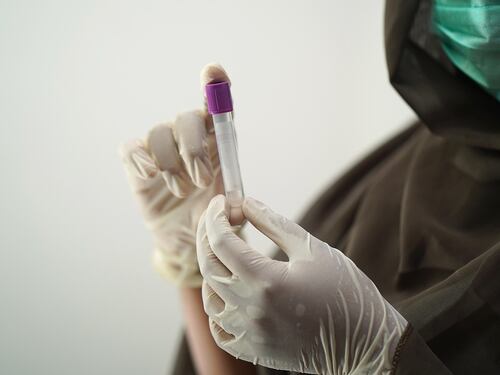 Botulino: cos’è, sintomi, rischi e cure dell’intossicazione alimentare più pericolosa
