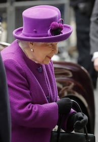 La Regina Elisabetta II in viola, foto 7
