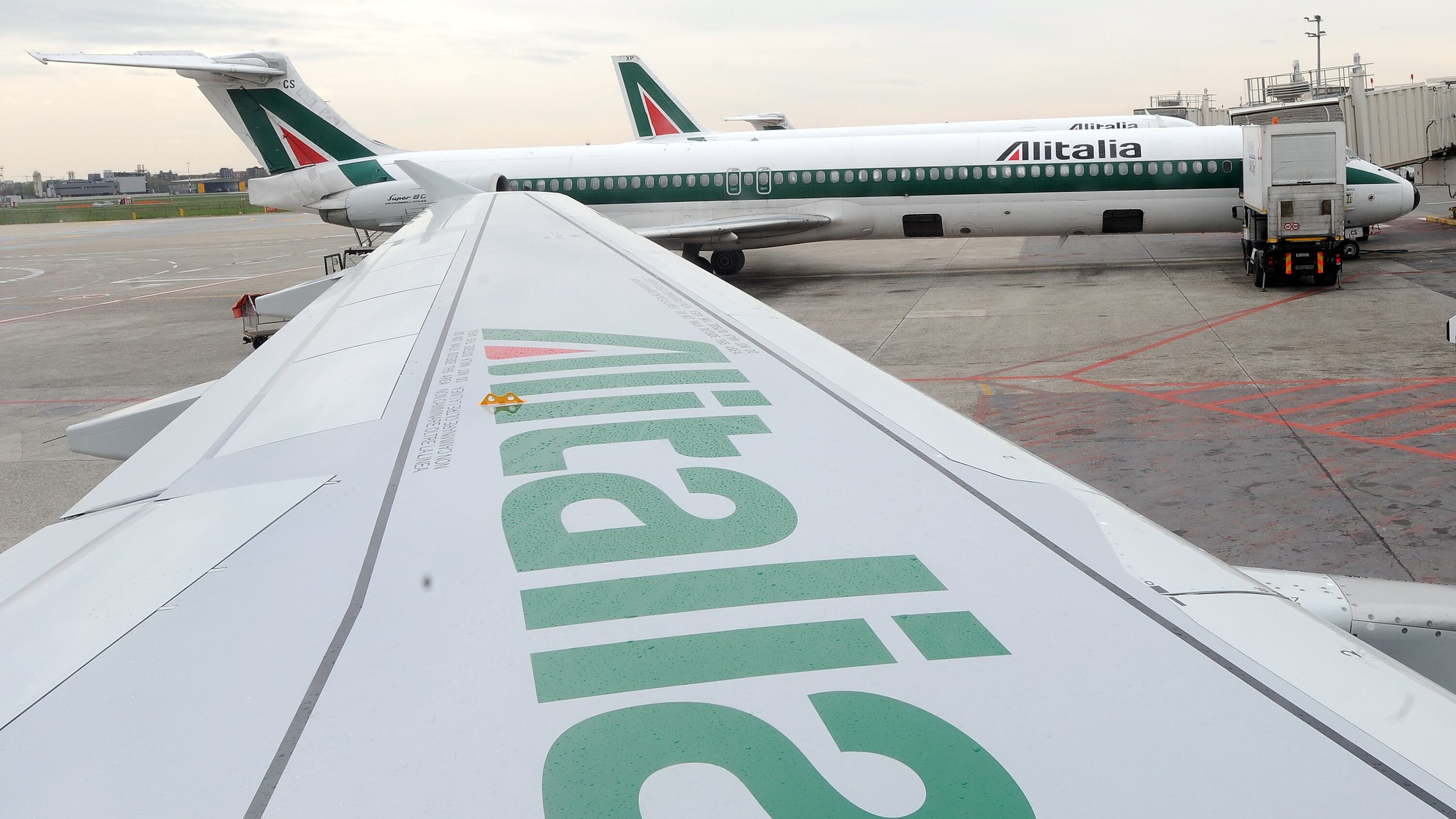 Le Poste (e lo Stato) entrano in Alitalia Così rinasce l'Iri