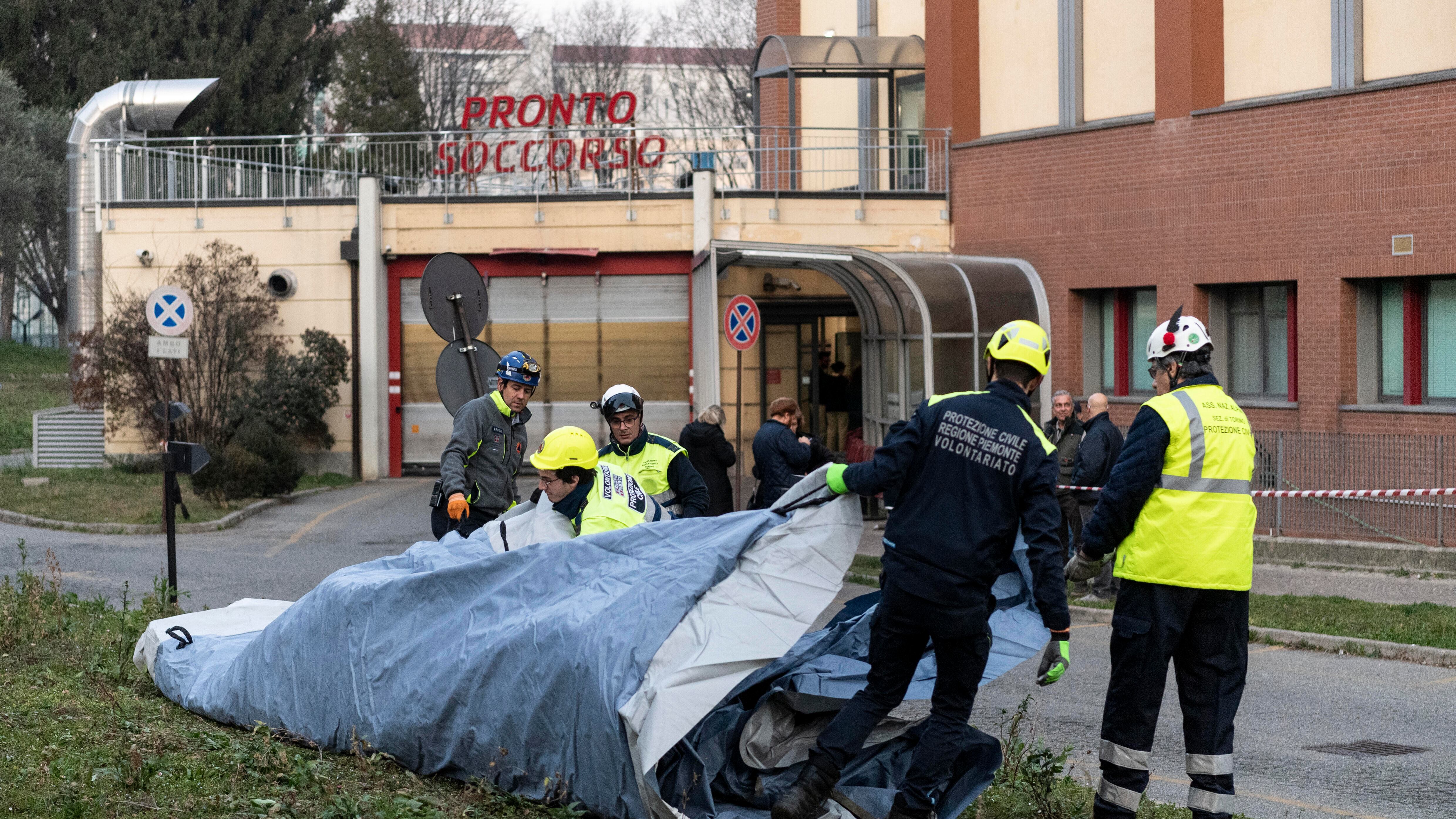 Tende-triage fuori dagli ospedali E c'è un piano per usare gli hotel
