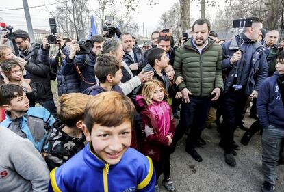 Torino, Salvini circondato dai bambini rom 3