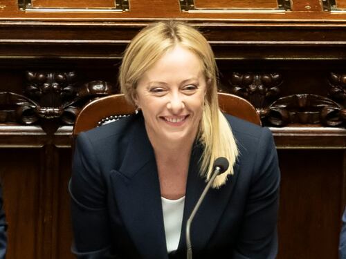 Meloni incassa la fiducia alla Camera: "La rotta è tracciata". Poi sente Biden